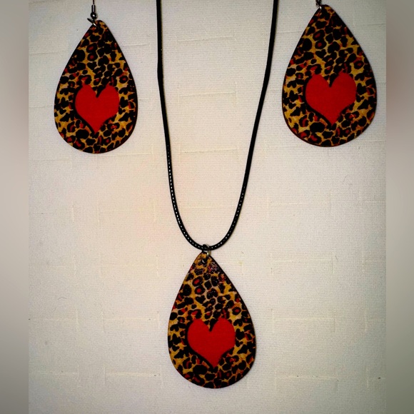 Wood Leopard Red Heart Set - Picture 2 of 5